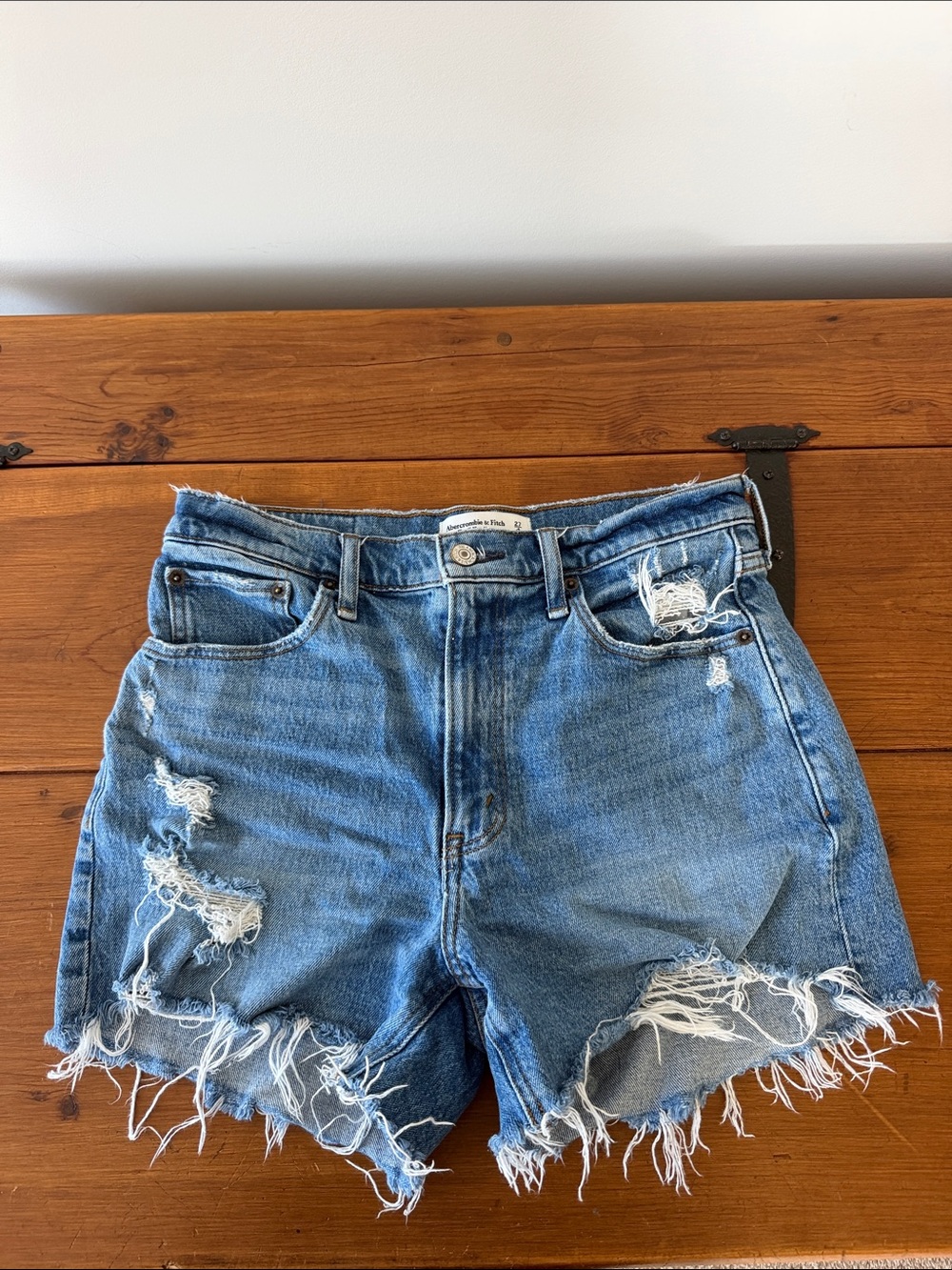 Abercrombie The 4” Mom Short High Rise